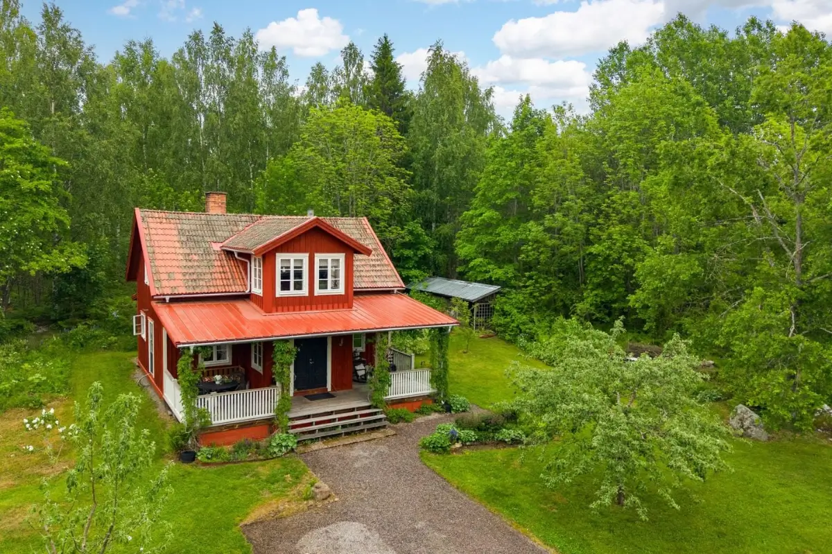 charming-1920s-lakeside-home-central-sweden-cheapscandihomes