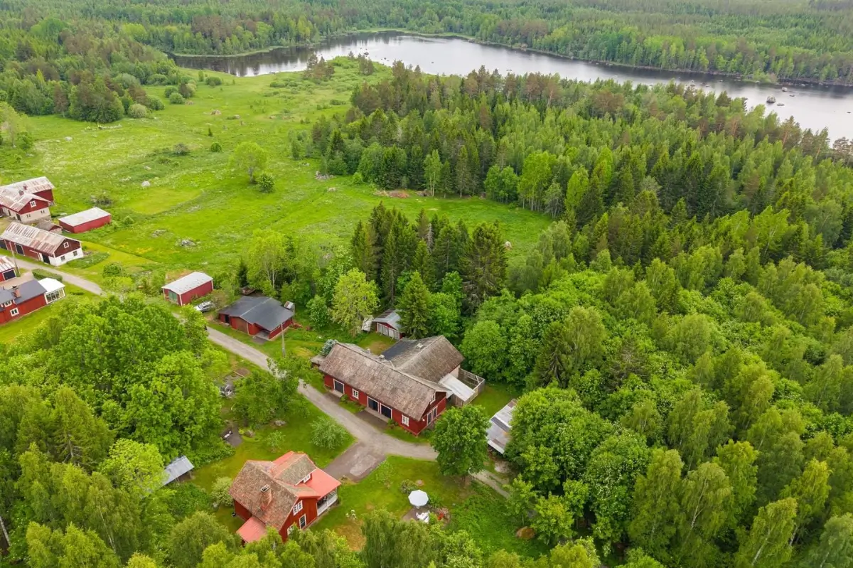 charming-1920s-lakeside-home-central-sweden-cheapscandihomes