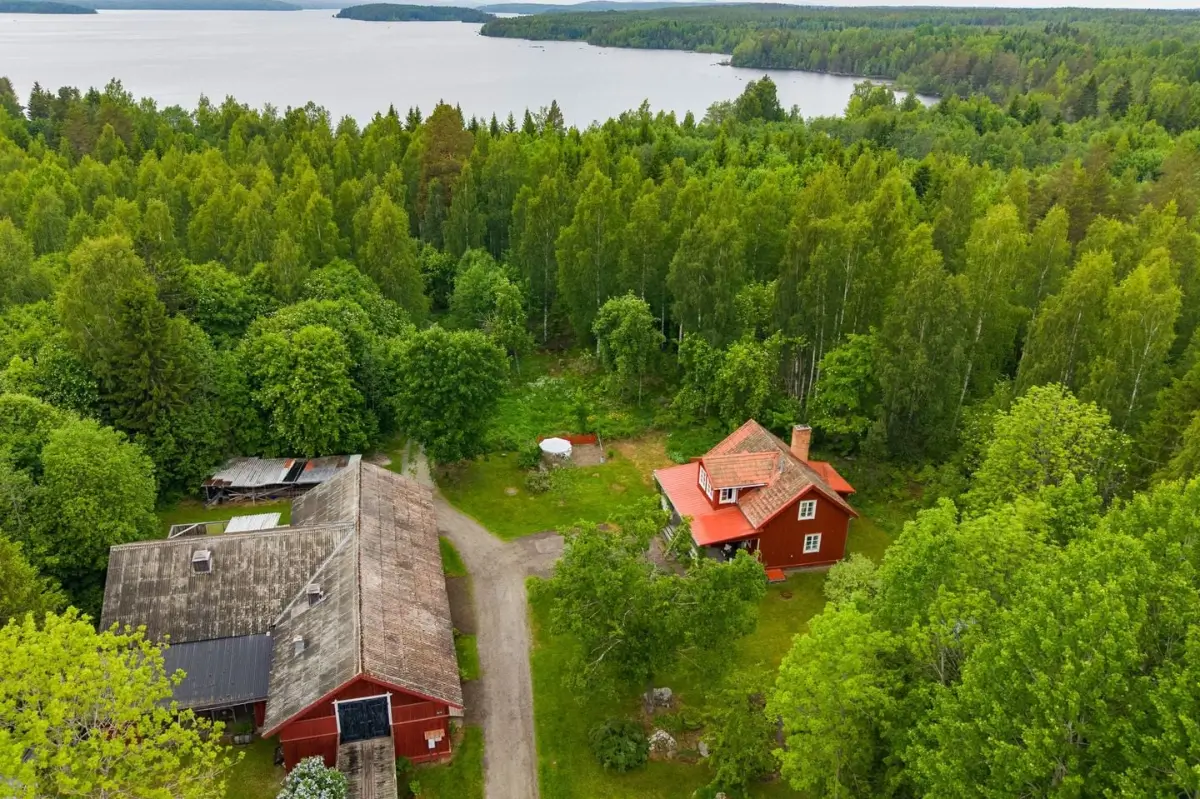 charming-1920s-lakeside-home-central-sweden-cheapscandihomes