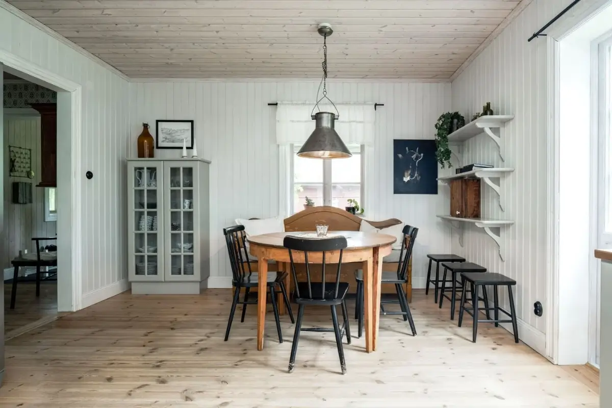 charming-1920s-lakeside-home-central-sweden-cheapscandihomes