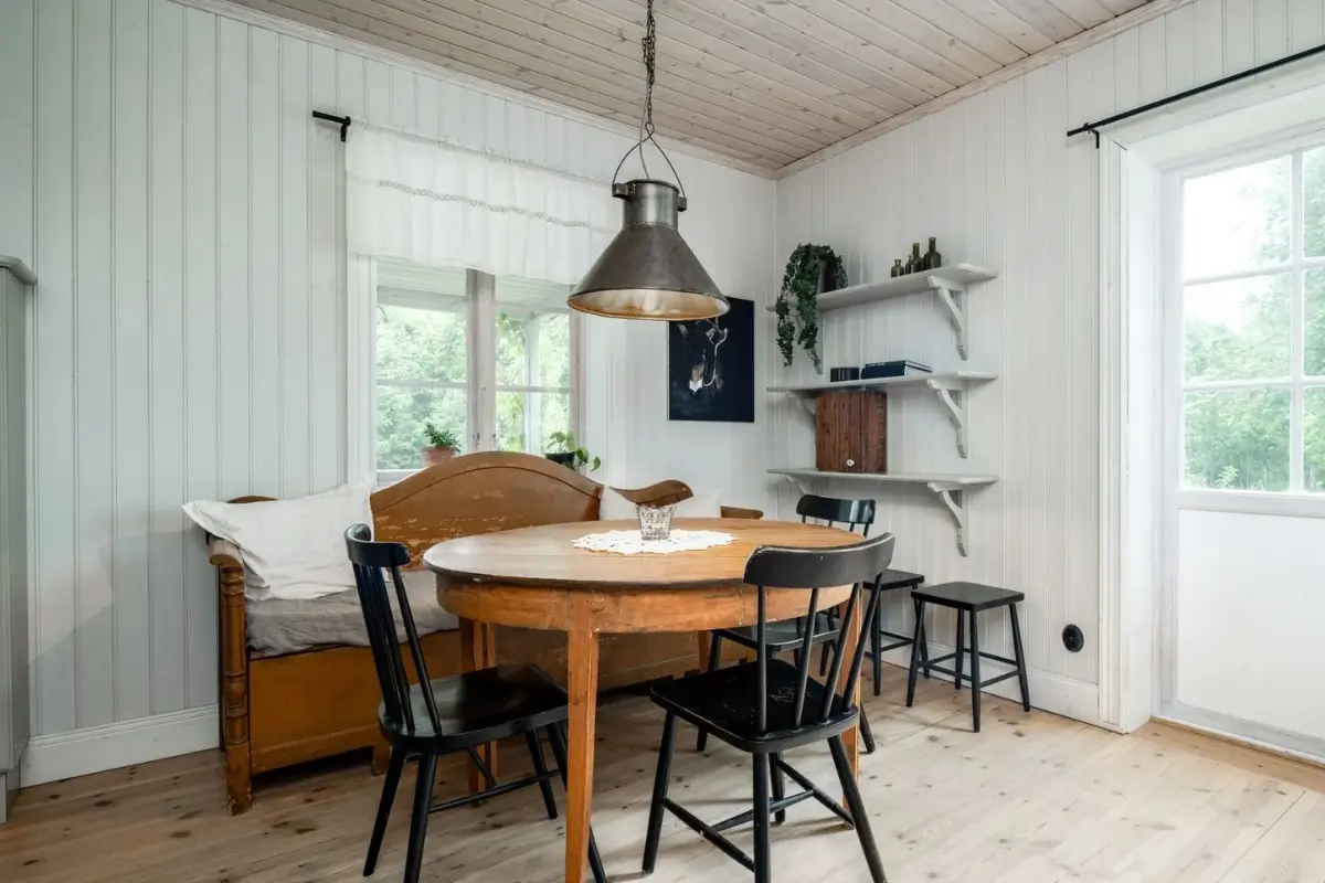 charming-1920s-lakeside-home-central-sweden-cheapscandihomes