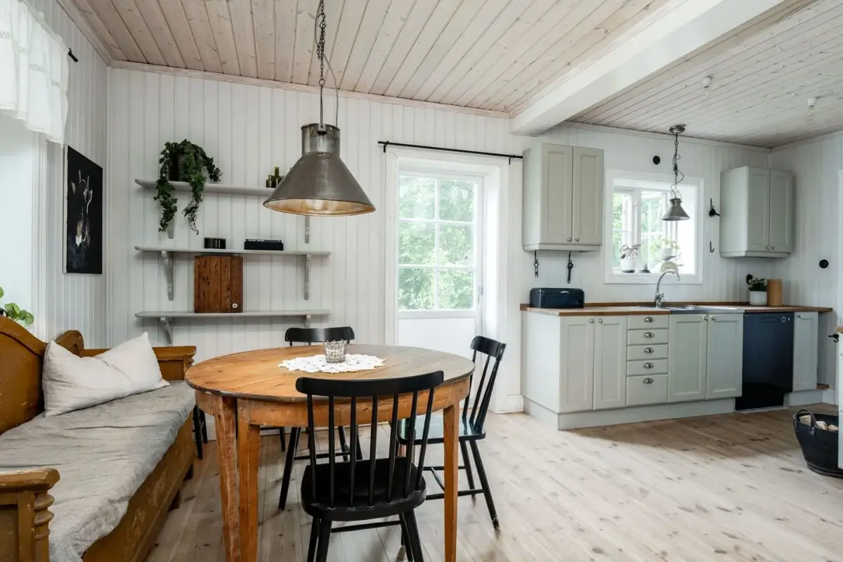 charming-1920s-lakeside-home-central-sweden-cheapscandihomes