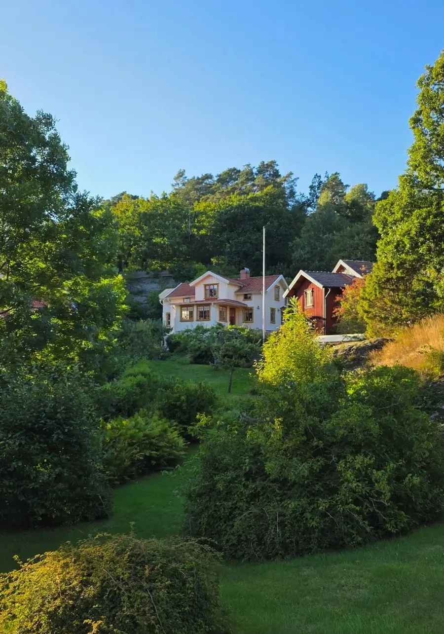 renovated-19th-century-home-south-west-sweden-cheapscandihomes
Set within a lush, mature garden, the house enjoys a peaceful and private setting where nature feels close at hand. The generous plot is bathed in sunlight from morning until evening, allowing you to follow the sun throughout the day and always find the perfect spot to relax. Mature greenery creates a tranquil backdrop, while a separate summerhouse, workshop, and carpentry space provide excellent opportunities for creative projects, hobbies, or additional storage. A dedicated parking area with an installed electric vehicle charger adds everyday convenience.

Inside, the home extends across approximately 118 square meters over one and a half floors, offering a warm and practical layout designed for both family life and entertaining. The entrance level welcomes you with a charming hall leading into a pleasant kitchen and a bright, inviting living room. These comfortable spaces are complemented by a bathroom and a connected veranda that serves as a wonderful dining area, ideal for hosting larger gatherings. Whether enjoying family celebrations or long dinners with friends, the veranda naturally becomes the heart of the home.

Upstairs, a cozy sitting room creates a flexible living space that could easily be transformed into an additional bedroom if desired. The upper floor also features a practical laundry room and two to three potential bedrooms, providing plenty of room for a growing family, guests, or a home office.

The location perfectly balances countryside tranquility with everyday convenience. Safe walking and cycling paths connect the property to local schools, preschools, and the center of Munkedal, where grocery stores, restaurants, services, and public transport are readily available. Families will appreciate the nearby playgrounds and football field, while outdoor enthusiasts can explore the scenic trails of Kovaneberget, offering beautiful views over Munkedal and the Örekilsälven River.

renovated-19th-century-home-south-west-sweden-cheapscandihomes